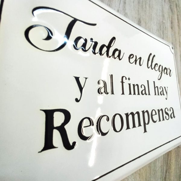 Cartel enlozado 20x30 Tarda en llegar y al final hay recompensa