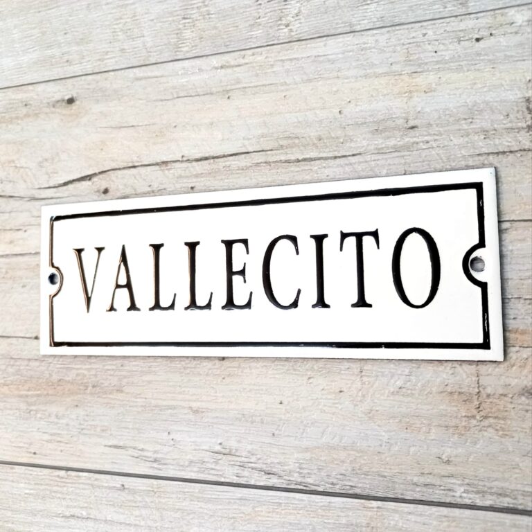 Cartel enlozado 20x7 cm fondo blanco texto "VALLECITO" en negro